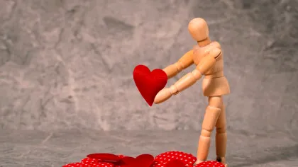 Cum ne formează copilăria relațiile de adulți. Povestea psihologului care a schimbat felul în care înțelegem iubirea