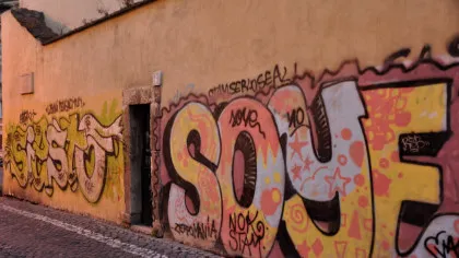 Un tânăr a devenit viral după ce a început să curețe voluntar graffiti-urile de pe clădirile istorice din Roma