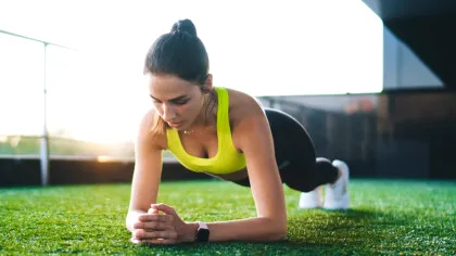 Exercițiile „statice” care pot înlocui mersul la sală: 14 minute, de trei ori pe săptămână