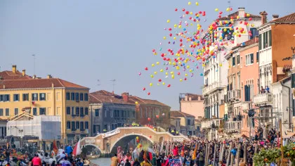 Începând de astăzi, turiștii trebuie să plătească taxă de intrare în Veneția
