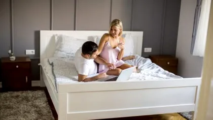 BANCUL ZILEI. – Iubi, tu mă mai iubesti? – Da, cum să nu, draga mea!