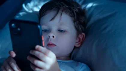 Generația crescută cu ecrane. Avertismentul unui medic despre o criză subestimată