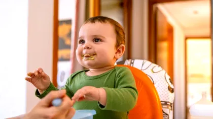 Ce se întâmplă în creierul bebelușilor chiar înainte ca aceștia să poată vedea în culori?