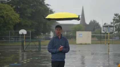 VIDEO Idee SF, transformată în realitate: Un youtuber a construit o umbrelă zburătoare care te urmărește singură în mers