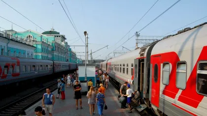 Care tren traversează 3 țări și 8 fusuri orare în 7 zile?