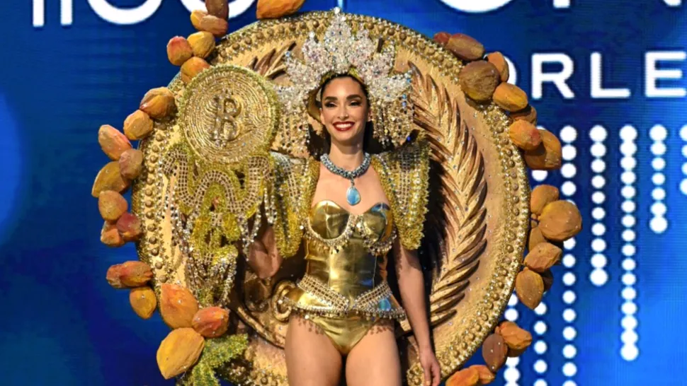 Concurentă Miss Universe, în rochie „Bitcoin” pe scenă. Care este motivul