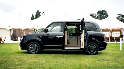 Cel mai luxos black cab londonez este PHEV, are consolă video și frigider