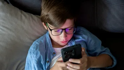Deținerea unui smartphone la vârsta de 12 ani a fost asociată cu riscuri pentru sănătatea mintală și cea fizică