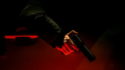 DIICOT: Doi români din Vâlcea, cercetați într-un dosar internațional privind o platformă online suspectată că facilita contractarea de asasini, cu plăți în criptomonede