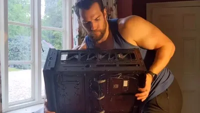 Henry Cavill, starul din The Witcher, și-a construit propriul PC de gaming