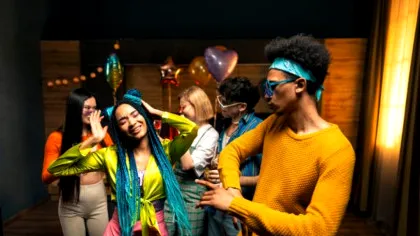 BANCUL ZILEI. Bulă merge la Balul Bobocilor şi pune ochii pe o tipă: - Vrei să dansezi?