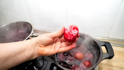 Ce simbolizează ouăle roșii de Paște și de ce le ciocnim?