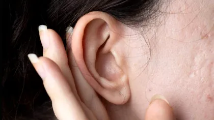 Mit sau realitate: Dacă închidem ochii, auzim într-adevăr mai bine?