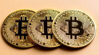 Bitcoin a pierdut aproape jumătate din valoare! De ce se grăbesc investitorii să vândă?