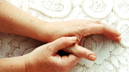 O metodă inovatoare folosește bacterii pentru a transforma sticlele de plastic într-un medicament pentru tratarea bolii Parkinson