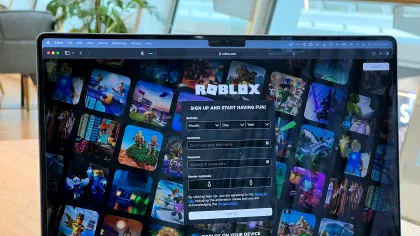 Roblox implementează la nivel global verificarea facială obligatorie pentru toți utilizatorii care vor să acceseze funcția de chat