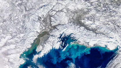 O structură uriașă se ascunde sub gheața Antarcticii