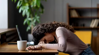 De ce ți se face somn după-amiaza? Ar putea avea legătură cu ceea ce mănânci!
