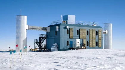 Telescopul ascuns în gheața Antarcticii care detectează „particulele-fantomă” ale Universului