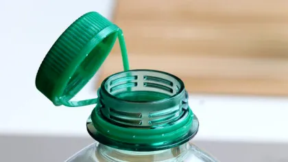 Greșeala pe care o fac mulți oameni fără să știe: cum poate deveni sticla de apă un focar de bacterii?