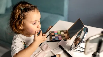 Machiajul la copii: necesitate sau vanitate? Iată ce spun părinții și specialiștii!