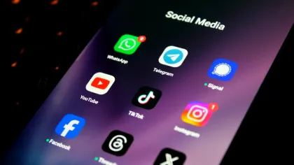 Cum au apărut rețelele sociale? Povestea platformelor care au schimbat modul în care comunicăm