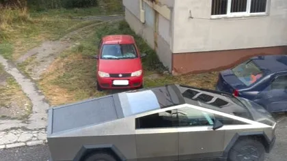 Imaginea zilei din România, surprinsă de un japonez: un Cybertruck, pe străzile din Câmpulung Muscel, lângă o Dacia!