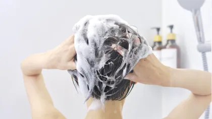Este nevoie să-ți „detoxifici” scalpul? Când poate fi utilă o curățare în profunzime