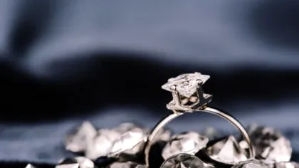 BANCUL ZILEI. Bulă îi face cadou iubitei un inel cu un diamant uriaș: - Scrie Made in China pe el