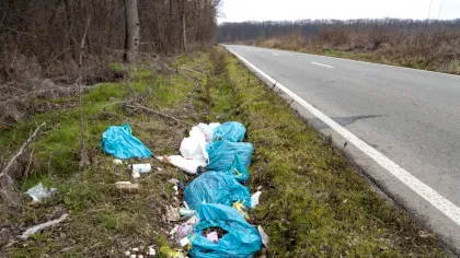 Românii nu scapă de obiceiurile proaste. Munți de gunoaie acoperă marginile drumurilor