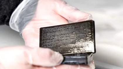Un carnețel vechi de 800 de ani și „hârtie” igienică din mătase au fost descoperite într-o latrină medievală din Germania