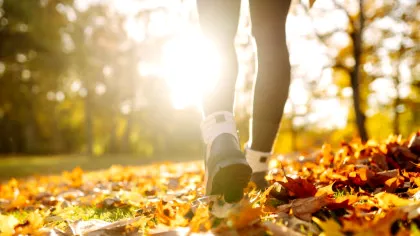 Modul în care mergi ar putea dezvălui dacă suferi de două boli cerebrale similare