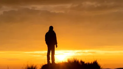 De ce unii oameni preferă singurătatea și ce spune asta despre ei?