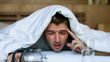 Leacuri de mahmureală: Este adevărat că poți elimina alcoolul prin „transpirație”?