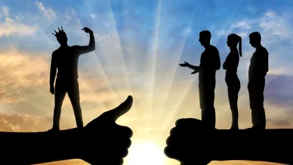 Când „eu, eu, eu” devine regula în conversații: Cum te aperi de interlocutorii care te folosesc drept „public”