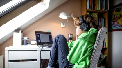 Marea Britanie lansează două studii pentru a evalua efectele blocantelor pubertății la tineri cu incongruență de gen