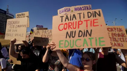 Aproape jumătate dintre profesorii din România se gândesc să plece de la catedră, arată un studiu