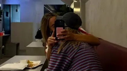 FOTO. Cele două femei și-au părăsit iubitele pentru a fi împreună și s-au pozat împreună