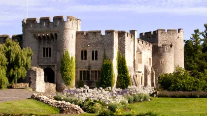 Cu ce sumă se vinde un castel medieval în care a luat cina regele Henric al VIII-lea?