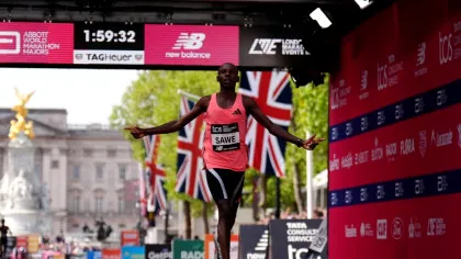 Pentru prima dată, un om a alergat o cursă oficială de maraton în mai puțin de două ore