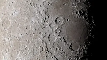 O descoperire făcută pe fața nevăzută a Lunii ar putea rescrie istoria Sistemului Solar