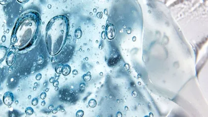 Molecula care leagă de o mie de ori greutatea ei în apă: ce este, de fapt, acidul hyaluronic (P)