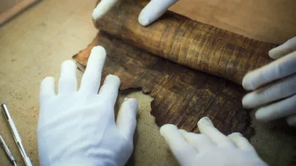 Un papirus carbonizat din Herculaneum a fost citit fără să fie desfăcut. Tehnologia care deschide biblioteca pierdută a Antichității