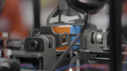Record mondial doborât după mai bine de un deceniu / Un robot rezolvă un cub Rubik cu o viteză uluitoare
