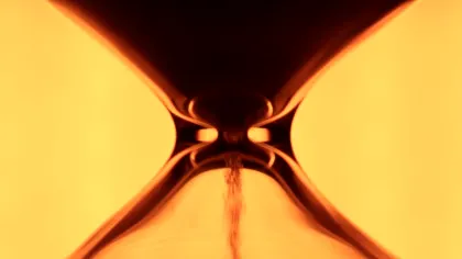 Razele cosmice au transformat nisipul antic într-o mașină a timpului