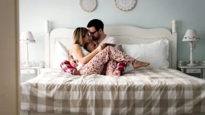 BANCUL ZILEI. Bulă agață o superbă domnișoară și o duce în dormitor. Deodată se aude o bătaie puternică la uşă....