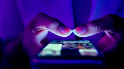 Efectul de turmă pe rețelele sociale: de ce creierul „abdică” și cum îți recuperezi judecata critică