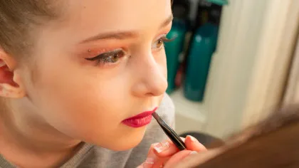 Copii de 8 ani care promovează rutine complexe de skincare pe TikTok. Specialiștii anunță un nou fenomen: „cosmeticorexia”