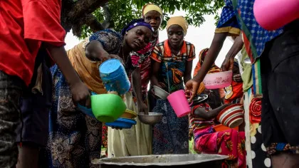 Foamete cruntă în Sudan: Oamenii mănâncă buruieni și plante sălbatice