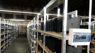 Descoperire neașteptată făcută într-o fermă care mina ilegal monede virtuale, folosind curent furat